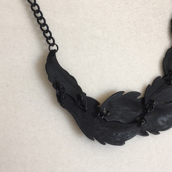 BLACK/JEWEL FEATHER NECKLACE - Picture 4 of 6